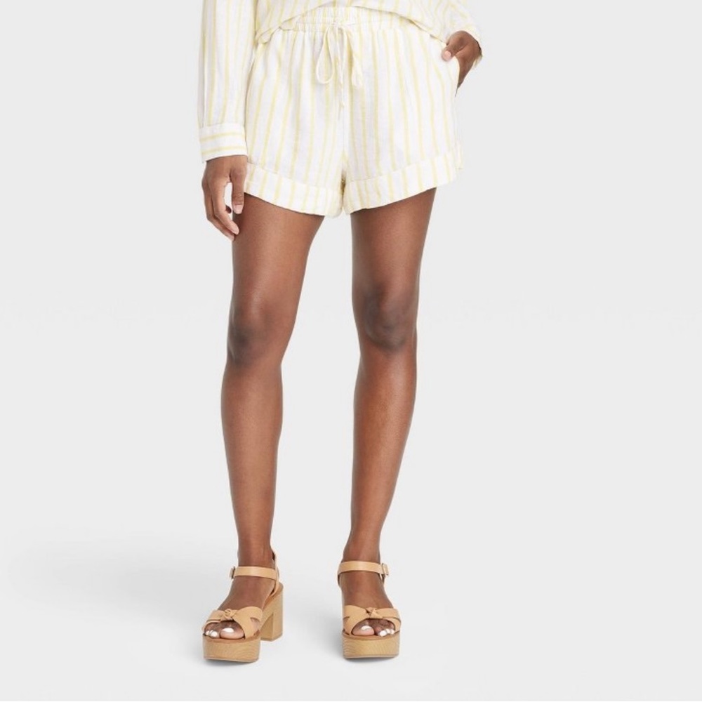 Woman’s high-rise linen pull-on shorts Universal Thread yellow striped size S